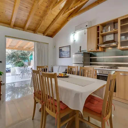 Holiday home In With Pool Near Pebble Razanac