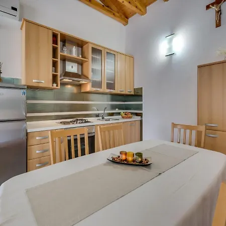 In With Pool Near Pebble Holiday home *