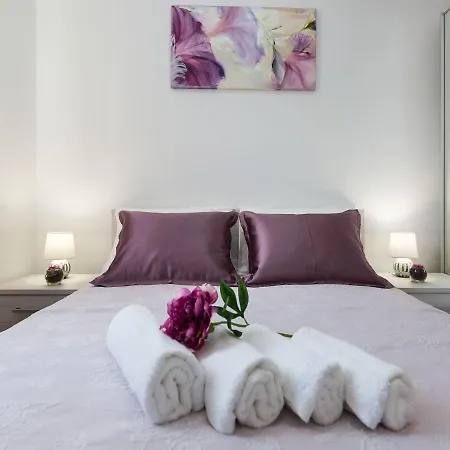 In With Pool Near Pebble Holiday home *