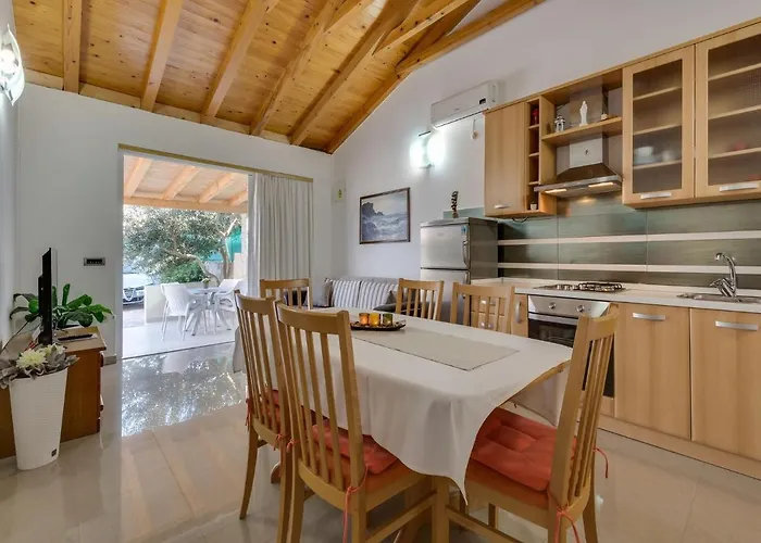 Dom wakacyjny In With Pool Near Pebble Ražanac