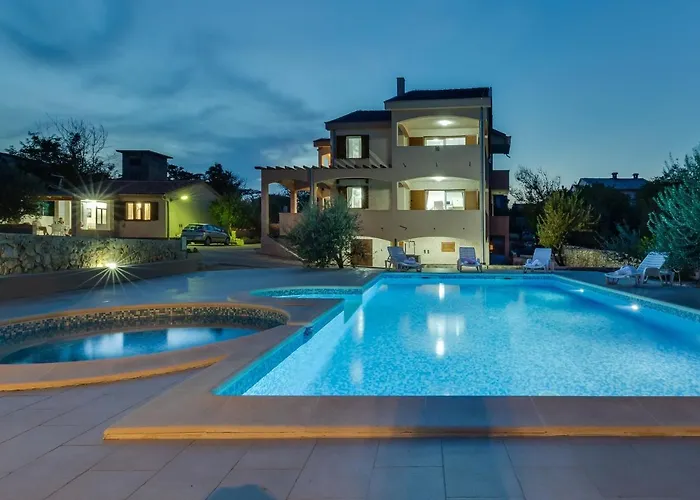 In With Pool Near Pebble Ražanac