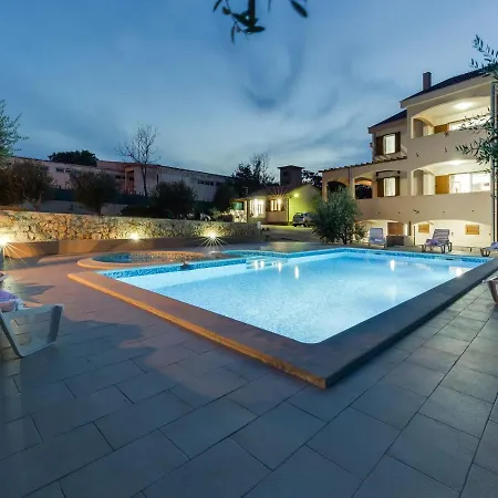 Spacious In With Pool
