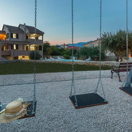 Ferienhaus In With Pool Near Pebble