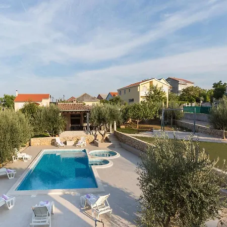 Ferienhaus In With Pool Near Pebble *