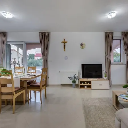 Spacious In With Pool *