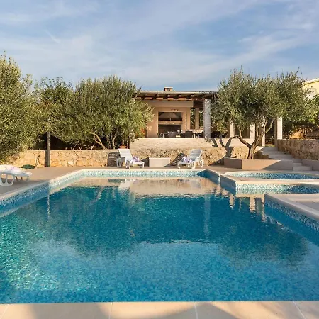 Ferienhaus In With Pool Near Pebble *