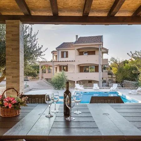 In With Pool Near Pebble Ferienhaus