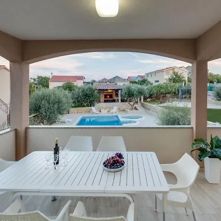 Ferienhaus In With Pool Near Pebble *