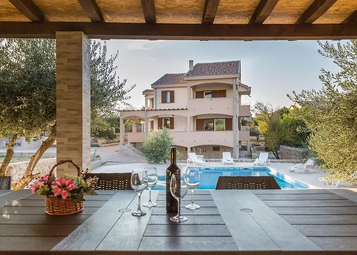 In With Pool Near Pebble Semesterbostad